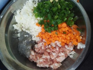 福州传统小吃——肉燕,五花肉，虾仁，胡萝卜，荸荠，葱，依次切小