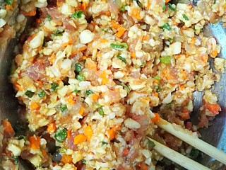 福州传统小吃——肉燕,蛋清，生抽，白糖，蚝油，鲍鱼汁，顺时针搅拌上劲