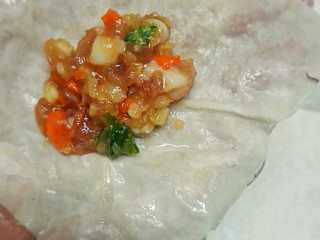 福州传统小吃——肉燕,用筷子取适量馅料在中间