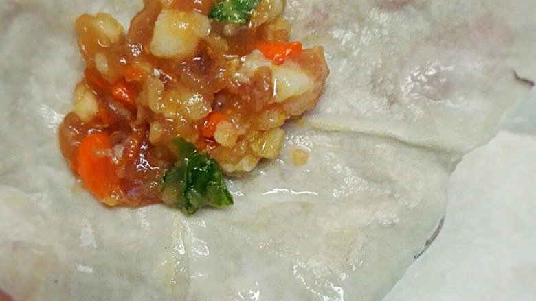福州传统小吃——肉燕,用筷子取适量馅料在中间