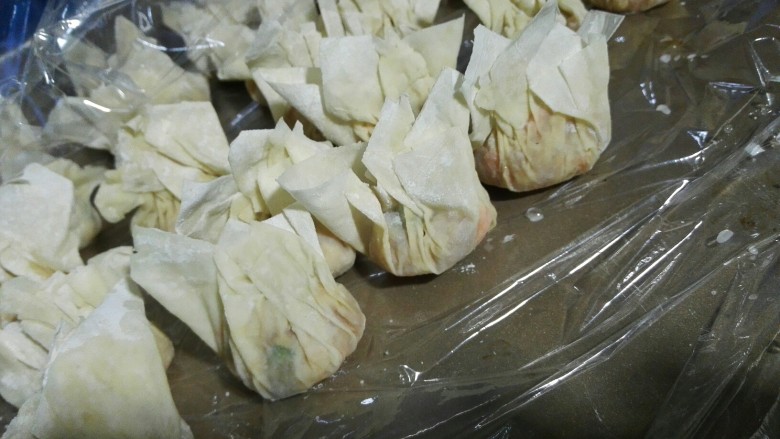 福州传统小吃——肉燕,一个个包好，这样直接水开后煮也可以