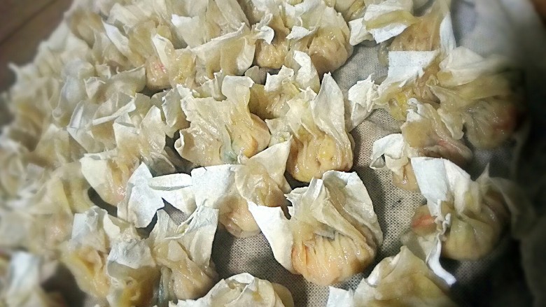 福州传统小吃——肉燕,如果想保存久点，摆好上锅蒸十五分钟左右，表皮呈这样半透明形就可以了，放凉后装盒子放冰箱冷冻