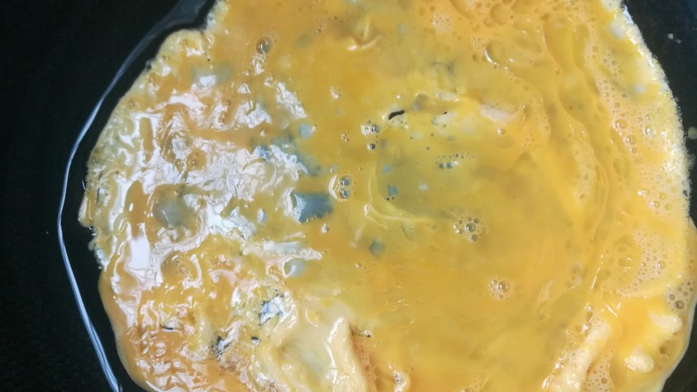 黄瓜火腿炒鸡蛋,锅里放少许油，开小火倒入鸡蛋液摊熟。
