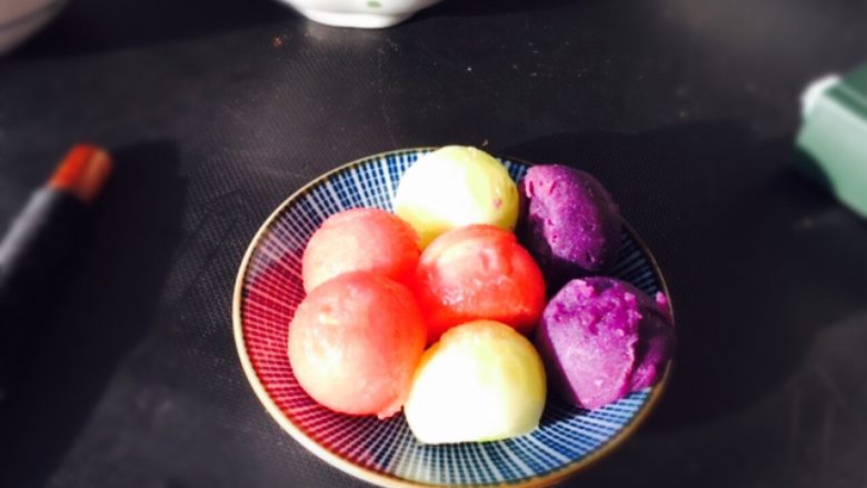 4月24日爱心早餐,用模具，西瓜黄瓜紫薯挖球，好玩。