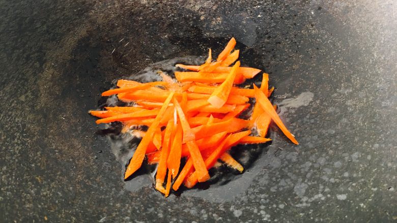 4月24日爱心早餐,胡萝卜必须煸炒，胡萝卜素是脂溶性维生素，必须在油脂中才能被消化吸收和转化。