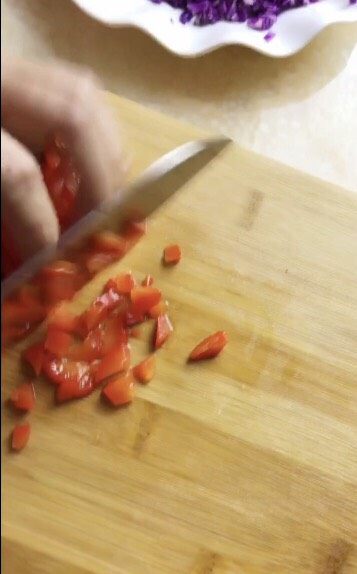 彩虹吐司沙拉,甜椒切碎。