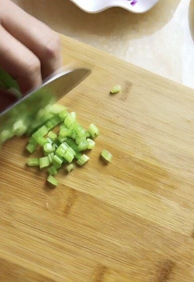彩虹吐司沙拉,芹菜切碎。