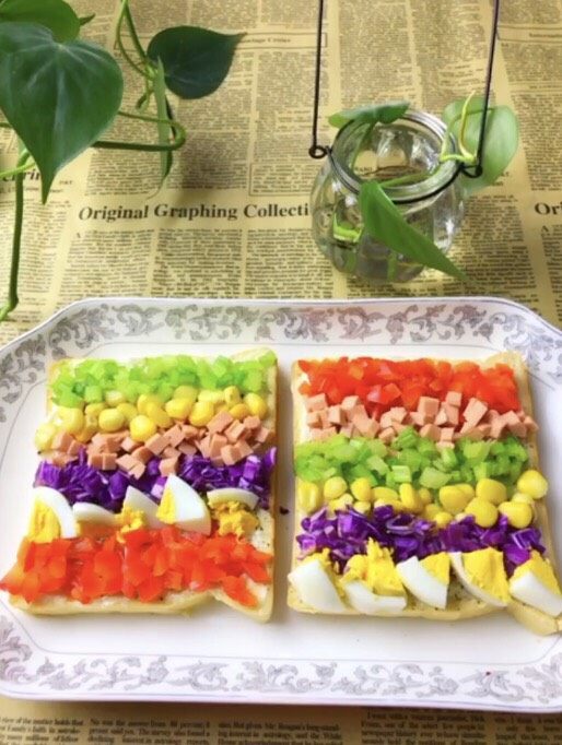彩虹吐司沙拉,美美地开吃吧。