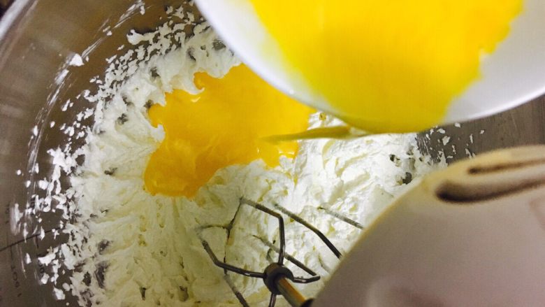 原味磅蛋糕,然后分三次加入全蛋打均匀。每次加入打发都要让鸡蛋充分混合进去。