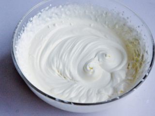 抹茶慕斯,奶油打发到6.7成状态，奶油有淡淡的纹路。