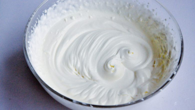 抹茶慕斯,奶油打发到6.7成状态，奶油有淡淡的纹路。