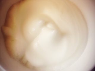 鸡蛋松饼,蛋白加入白糖，打发成乳状