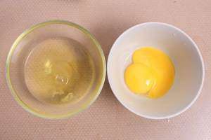 蒸鱼糕-宝宝辅食,把蛋清和蛋黄分离，打在两个不同的碗里，它们各有不同作用。
