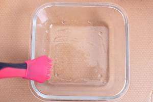 蒸鱼糕-宝宝辅食,准备适合蒸的模具，什么形状都可以，先在模具上刷一层薄薄的油，方便蒸熟的时候脱模。