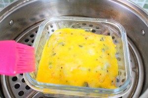 蒸鱼糕-宝宝辅食,锅里放冷水，水开后放入模具开始蒸，蒸8分钟左右开盖，刷上一层蛋黄液，盖盖继续蒸3-5分钟。