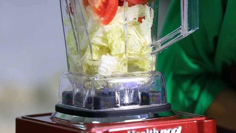 西红柿圆白菜汁,将述食材依次倒入惠尔宝料理杯内，加入250毫升的饮用水。