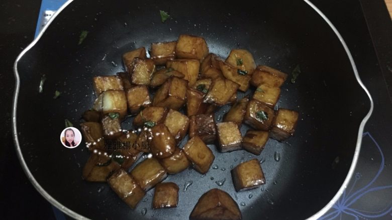 罗勒酱土豆（快手菜）,再把炸好的土豆倒入锅内，把其炒至均匀，让土豆把蚝油吸收即可