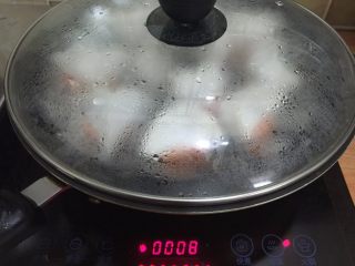 潮汕粉粿(面包机版),锅里坐水，煮开把粿放入锅中，蒸8分钟