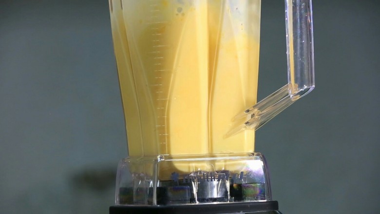 芒果奶昔,扣紧杯盖，将容杯置入料理机上。
