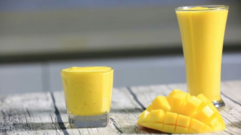 芒果奶昔,搅打1分钟倒入玻璃杯中即可。
