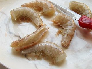 鲜虾番茄面鱼儿,从尾部用剪刀剪开并用刀将肉切开，不要切断，这样虾在烹饪的时候的鲜味更容易逼出来