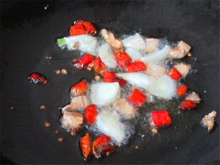 鲜虾番茄面鱼儿,热锅注入油，先将辣椒、蒜头、生姜炸至金黄捞出