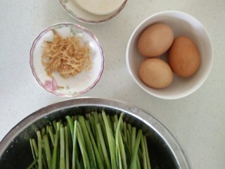 韭菜鸡蛋水饺,准备食材。