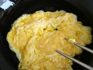 韭菜鸡蛋水饺,入油锅打散搅匀。