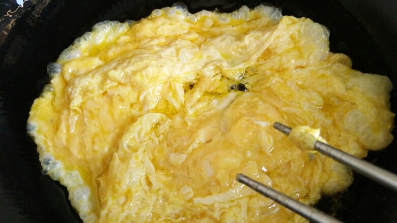 韭菜鸡蛋水饺,入油锅打散搅匀。