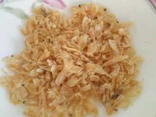 韭菜鸡蛋水饺,虾皮稍微切碎，备用。