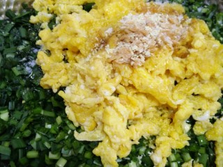 韭菜鸡蛋水饺,加入调味料，胡椒粉、鸡精、油、最后放盐。