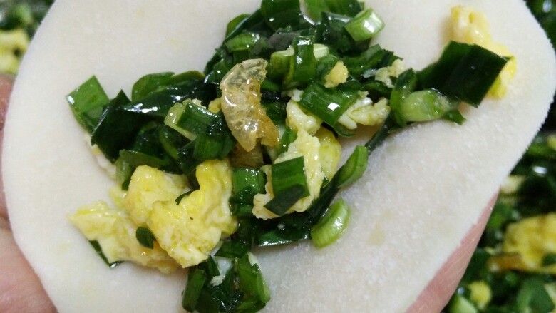 韭菜鸡蛋水饺,放入拌好的韭菜鸡蛋馅。