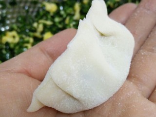 韭菜鸡蛋水饺,包成你喜欢的饺子形状。