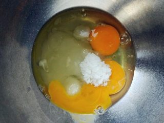 疯狂动物城翻糖杯蛋糕,室温的鸡蛋打入打蛋盆中，加细砂糖