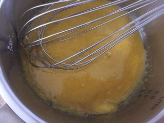 榴芒千层蛋糕,鸡蛋打散加牛奶、油和糖打匀。