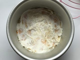 榴芒千层蛋糕,再抹一层榴莲肉和奶油。