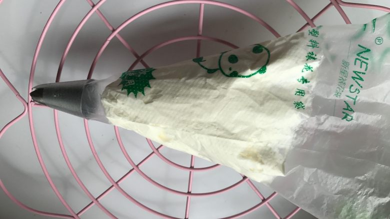 榴芒千层蛋糕,取适量奶油放入裱花袋里。