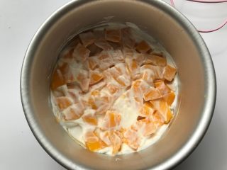榴芒千层蛋糕,再抹一层奶油，放入芒果粒。