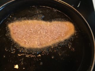 炸鸡排,等油热点，以手放在锅上温度有点烫手为宜，直接放入裹好面包糠的鸡排。入锅炸制两分钟左右。(时间以油温，油量多少进行调整)，炸制双面金黄即可出锅。