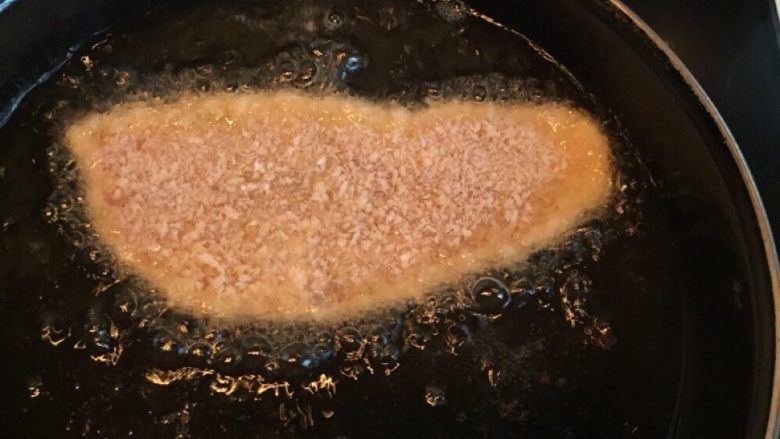 炸鸡排,等油热点，以手放在锅上温度有点烫手为宜，直接放入裹好面包糠的鸡排。入锅炸制两分钟左右。(时间以油温，油量多少进行调整)，炸制双面金黄即可出锅。