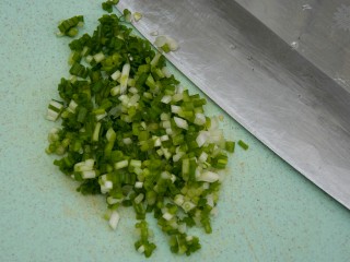 手撕蒜苔,将尖椒、葱和大蒜切碎。