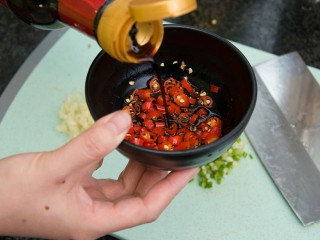 手撕蒜苔,取一小碗，将尖椒碎放入，加生抽、醋和白糖腌制片刻。