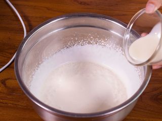 木糠杯,淡奶油倒入碗里，打发至5分发时，加入炼乳；（炼乳可以根据个人口味调节啦）