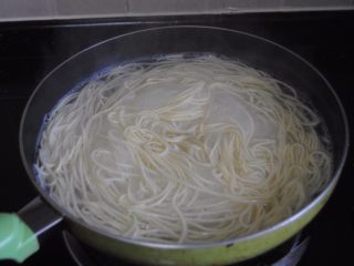 花生酱葱油拌面,放入湿面，用筷子打散煮至可以用筷子夹断