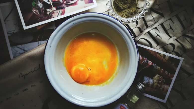 无油的双色 抹茶蜂蜜蛋糕,将蛋黄与蛋清分离