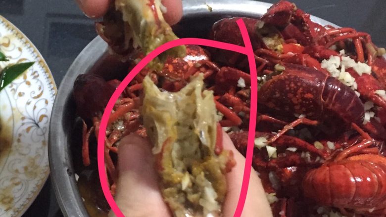 吮指蒜蓉小龙虾,这个上面的粘的黄可以吃掉，然后就可以丢了，虾的呼吸器，不能吃！