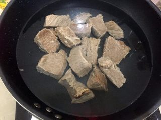 麻辣牛肉干,煮好的牛肉捞起换清水再煮一次，煮的适合可放入一些料酒去腥，放一点盐入味。煮开后换小火煮15-20分钟，将牛肉煮制8分熟。