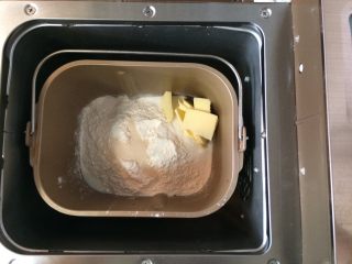 红薯酥皮小面包,所有面团材料按顺序放入面包机桶内，设置和面10分钟，静置松弛5分钟，再和面20分钟。