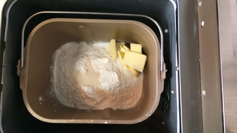红薯酥皮小面包,所有面团材料按顺序放入面包机桶内，设置和面10分钟，静置松弛5分钟，再和面20分钟。