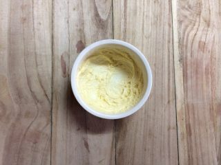 红薯酥皮小面包,二发的时间我们来制作酥皮的料：
黄油先软化；加入糖粉用打蛋器打至发白膨松；